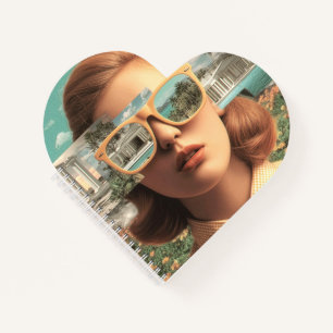 Surrealistisch vrouwenportret met retro zonnebril notitieboek