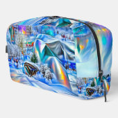 Surrealistisch winterwonderland met iriserende lic toilettasje (Rechterhoek)