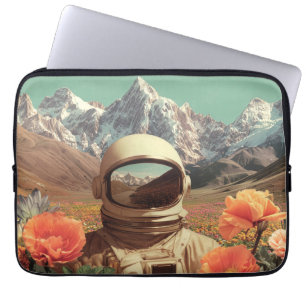 Surrealistische astronaut in bloemenveld laptop sleeve