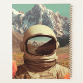 Surrealistische astronaut in bloemenveld planner (Achterkant)