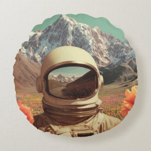 Surrealistische astronaut in bloemenveld rond kussen