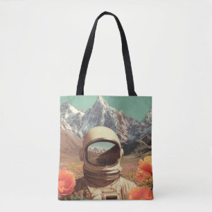 Surrealistische astronaut in bloemenveld tote bag