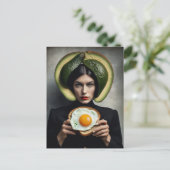 Surrealistische avocado toast en ei ontbijt vrouw briefkaart (Staand voorkant)
