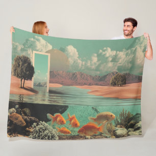 Surrealistische deur in woestijn met onderwater fleece deken