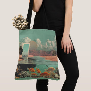Surrealistische deur in woestijn met onderwater tote bag