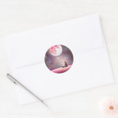 Surrealistische  meid en volle roze maan ronde sticker (Envelop)