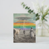 Surrealistische Rainbow UFO boven de Koe Briefkaart (Staand voorkant)