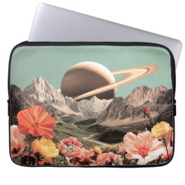 Surrealistische Saturnus boven bergvallei Laptop Sleeve