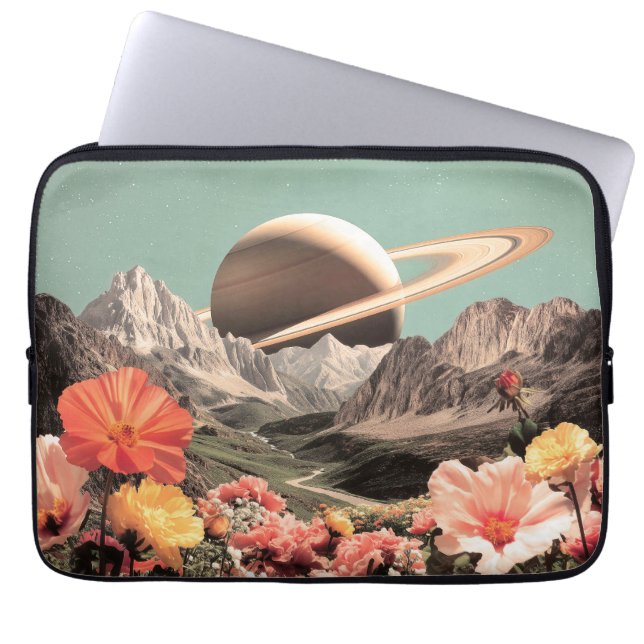 Surrealistische Saturnus boven bergvallei Laptop Sleeve (Voorkant)