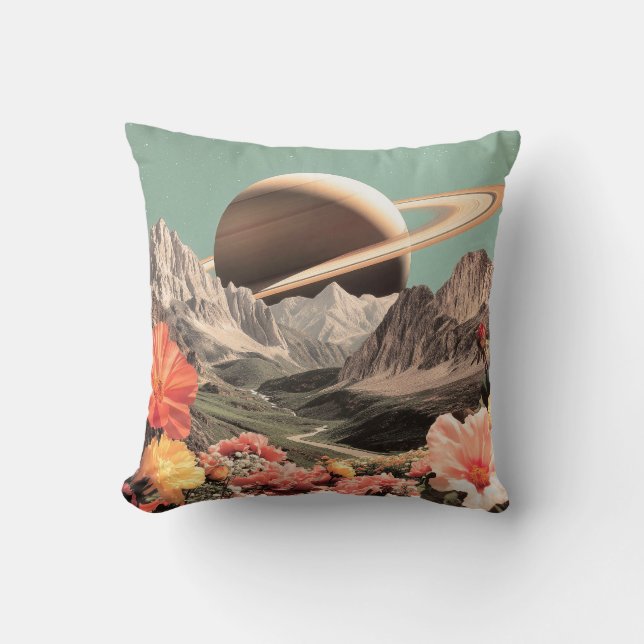 Surrealistische Saturnus boven Mountain Valley Kussen (Voorkant)