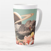 Surrealistische Saturnus boven Mountain Valley Latte Mok (Rechterhoek)
