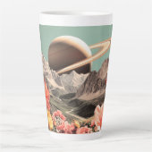Surrealistische Saturnus boven Mountain Valley Latte Mok (Voorkant)