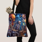 Surrealistische skeletten II Tote Bag (Dichtbij)