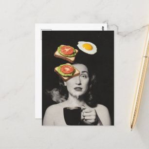 Surrealistische toast met een ei vrouw met koffie briefkaart