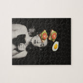 Surrealistische toast met een ei vrouw met koffie legpuzzel (Horizontaal)