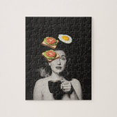 Surrealistische toast met een ei vrouw met koffie legpuzzel (Verticaal)