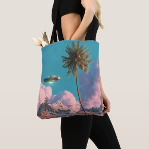 Surrealistische UFO- en palmbomen bergscene Tote Bag
