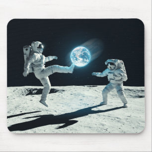 Surrealistische voetbal kunst met astronauten op d muismat