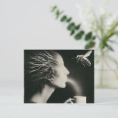Surrealistische vrouw en Bee Morning Koffie Zwart  Briefkaart (Staand voorkant)