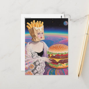 Surrealistische vrouw frietjes hoed en cheeseburge briefkaart