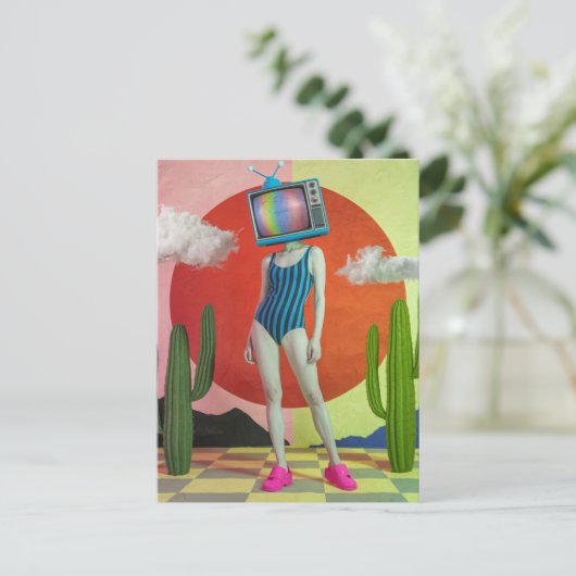 Surrealistische vrouw in badpak met tv op haar hoo briefkaart (Staand voorkant)