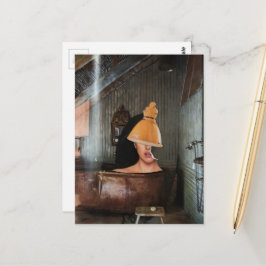 Surrealistische vrouw in roestige koperen badkuip  briefkaart