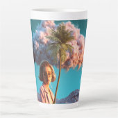 Surrealistische vrouw met palmboom latte mok (Voorkant)