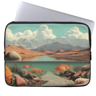 Surrealistische woestijn en meer met goudvissen laptop sleeve