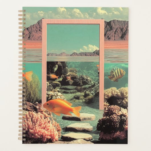 Surrealistische woestijn-oceaan met deur planner (Voorkant)