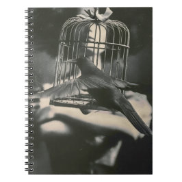 Surrealistische zwart-wit gekooide vogel en dame notitieboek
