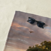 Surrealistische zwevende eilanden met watervallen strandlaken (In situ)