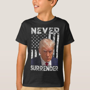 Surrender Trump Mok Shot 2024 Amerikaanse vlag Vro T-shirt