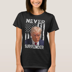 Surrender Trump Mok Shot 2024 Amerikaanse vlag Vro T-shirt
