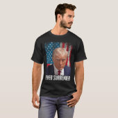 Surrender Trump Mok Shot 2024 President Amerikaans T-shirt (Voorkant volledig)