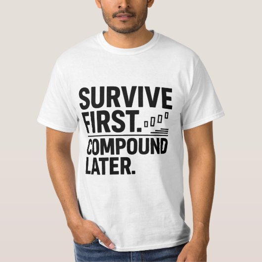 Survive First, Compound Later — Trader Mindset Des T-shirt (Voorkant)
