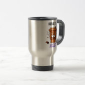"Survive Monday. BREWED to…" Coffee Mug – Fun Desi Reisbeker (Voorkant rechts)