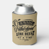 Surviving Fatherhood Een Bier per Tijd Blikjeskoeler (Blikje Voorkant)