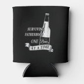 Surviving Fatherhood een biertje tegelijk benauwd Blikjeskoeler (Voorkant)