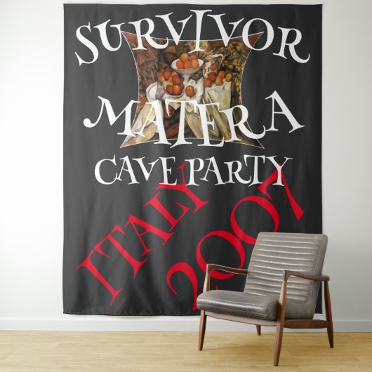 SURVIVOR MATERA CAVE PARTY WIJNMIXER WANDKLEED (In situ)