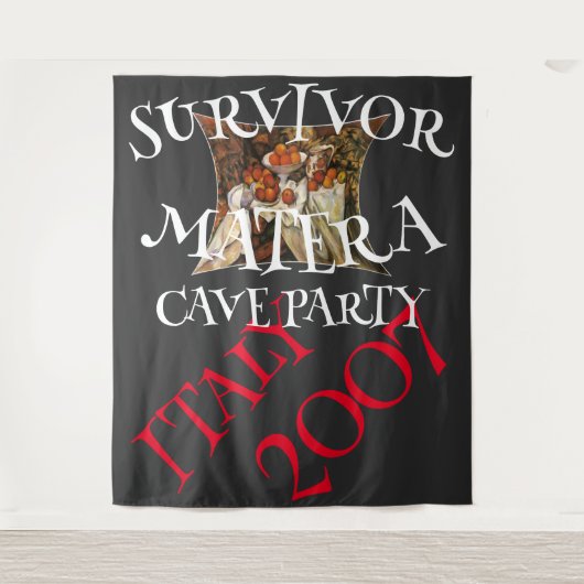 SURVIVOR MATERA CAVE PARTY WIJNMIXER WANDKLEED (Voorkant)