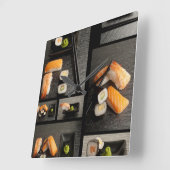 Sushi-collectie op zwarte achtergrond vierkante klok (Hoek)
