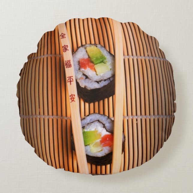 Sushi en houten stokjes rond kussen (Voorkant)