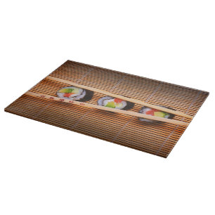 Sushi en houten stokjes snijplank