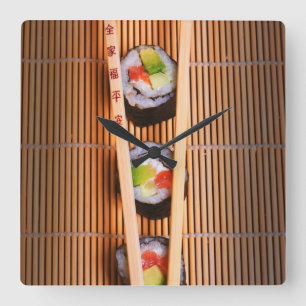 Sushi en houten stokjes vierkante klok