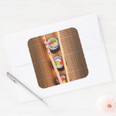 Sushi en houten stokjes vierkante sticker (Envelop)