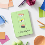Sushi KAWAII Stijlillustratie Gepersonaliseerd iPad Pro Cover<br><div class="desc">Met de schattige sushi-variëteit illustreren mijn dochter en ik samen. We houden van sushi en illustreren ze samen was zo leuk. Dit ontwerp van het tablet hoesje is op een groene achtergrond maar verander omhoog de kleur zoals gewenst. (beschikbaar in andere modellen)</div>