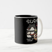 Sushi knuffel in hand tweekleurige koffiemok (Voorkant rechts)