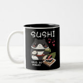 Sushi knuffel in hand tweekleurige koffiemok (Links)