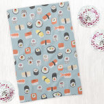 Sushi Nigiri Maki Roll Pattern Theedoek<br><div class="desc">Japans sushi-voedselkunstpatroon op een middelblauwe achtergrond om de keuken op te blazen.</div>