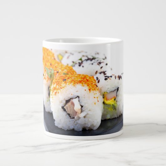 Sushi op een bord grote koffiekop (Voorkant)